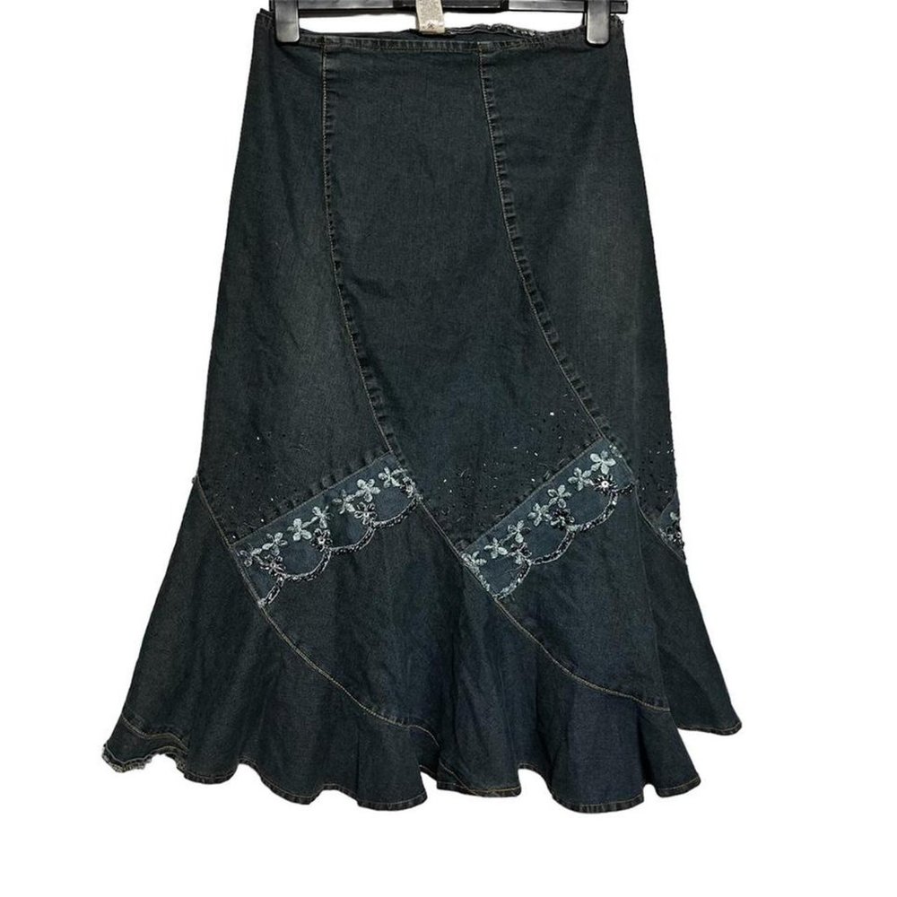 Dark wash denim skirt with embroidery detailing